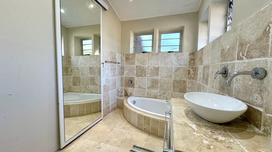 To Let 4 Bedroom Property for Rent in Bonza Bay Eastern Cape